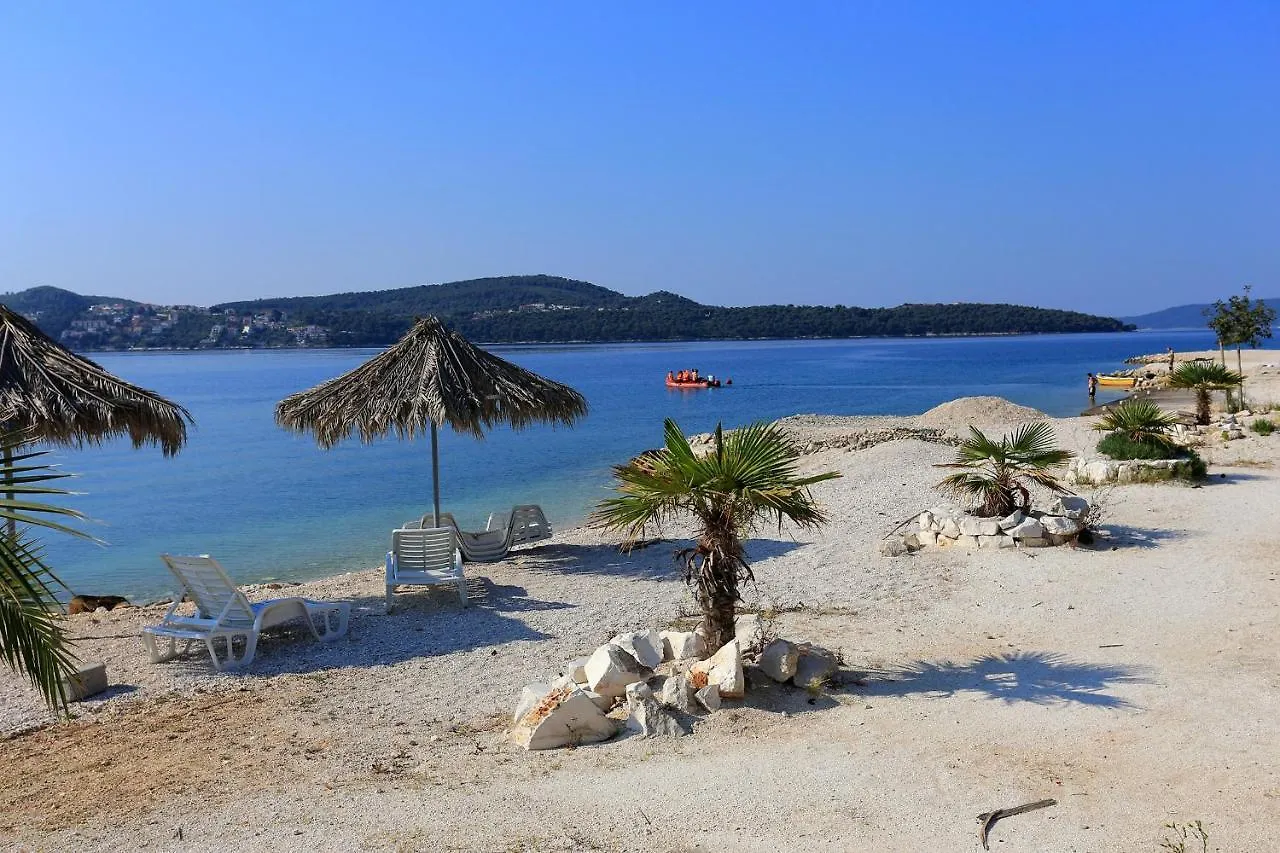 Apartments With A Parking Space Seget Donji, Trogir - 21374 Croácia